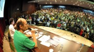 Professor Luiz Allan, presidente da APUFPR, durante votação - Foto: Rodrigo Juste Duarte