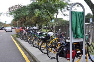 estacionamento de bicicletas no Campus do Jardim Botânico. Fotografia de Leonardo Bettinelli