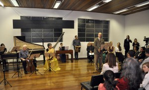 O vice-reitor Rogerio Mulinari se pronuncia antes do concerto