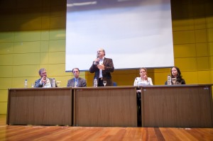 Reitor Zaki Akel Sobrinho fala aos alunos durante a abertura dos cursos (foto Marcos Solivan)