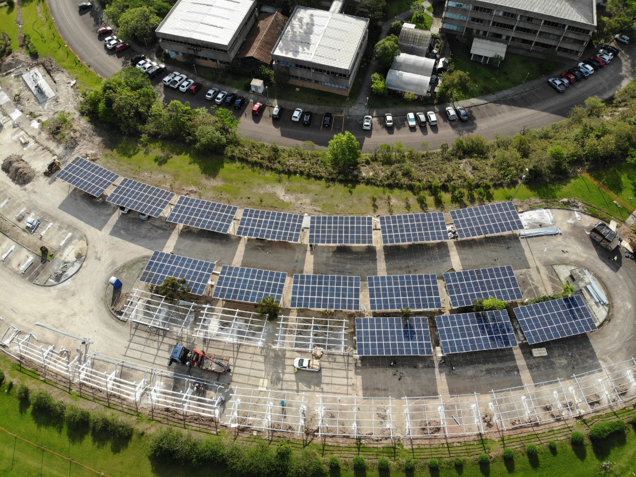 Instalação dos painéis solares criará uma cobertura sobre o estacionamento do Setor de Ciências Biológicas